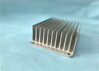 Profils en aluminium de radiateur d'extrusion perforés par trou polissant la surface