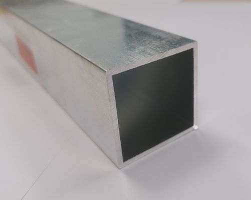 Profiles d'extrusion de tubes carrés en aluminium finition de broyeur en épaisseur de 2 mm personnalisés