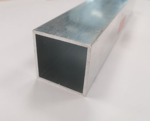 Profiles d'extrusion de tubes carrés en aluminium finition de broyeur en épaisseur de 2 mm personnalisés