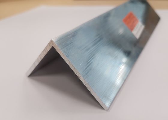 6063 Profil d'aluminium extrusion moulin à angle droit finition 50 mm * 50 mm